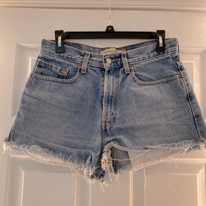 Levis women’s Jean shorts size29’ or 6/8